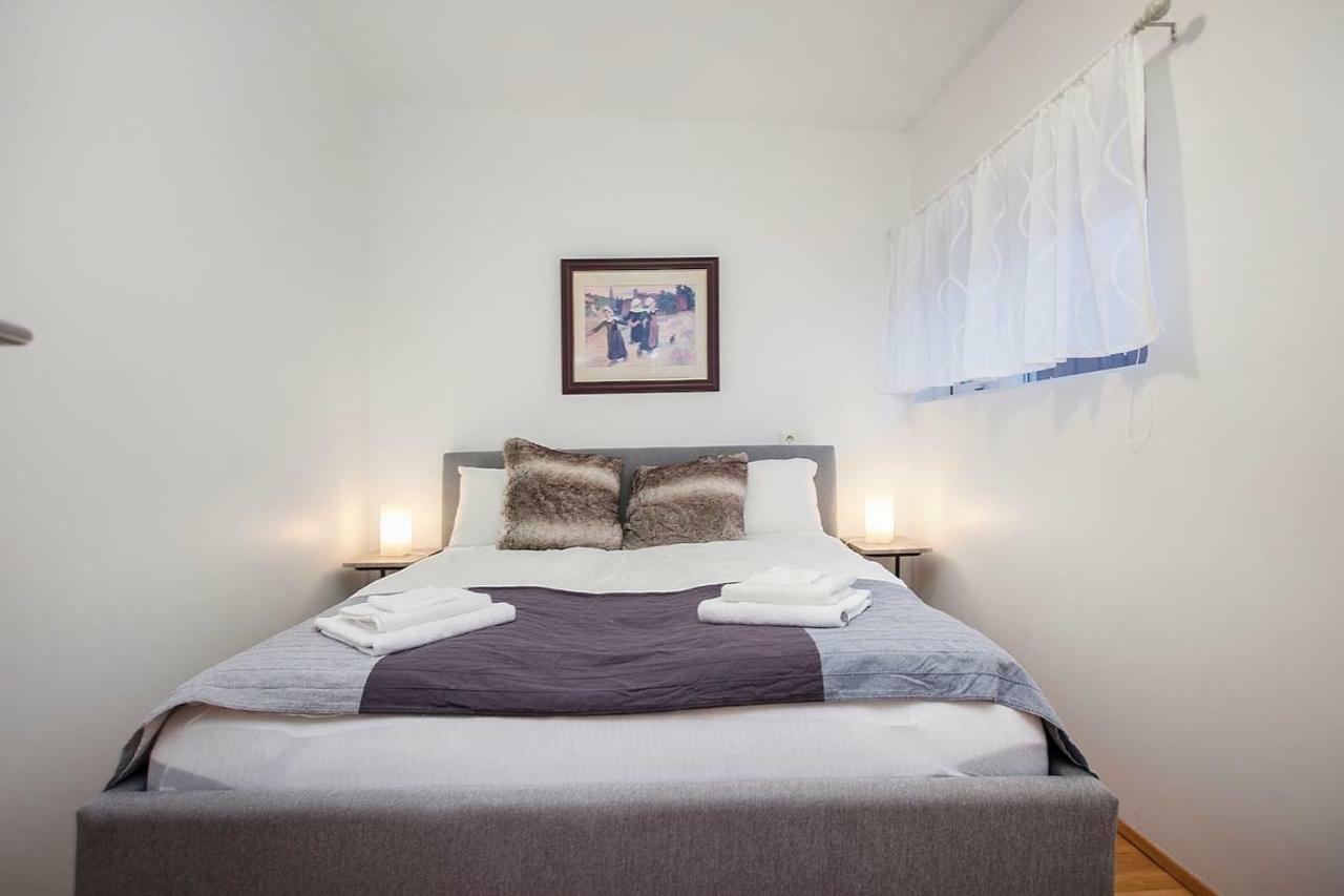 Cozy 3 Bedroom House Near The Blue Lagoon Apartment *